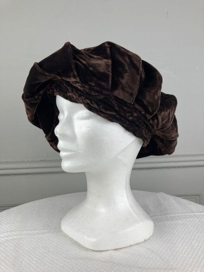MOTSCH & Fils

Béret en velours marron fronces...