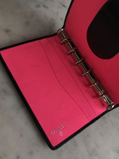 CHANEL

Petit porte agenda en cuir matelassé...