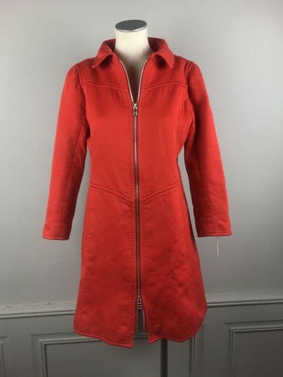 COURREGES

Robe en satin de coton rouge vermillon,...