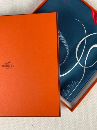 HERMES Paris

Carré en twill de soie imprimée...