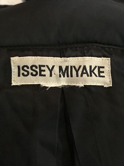 ISSEY MIYAKE

Manteau long en nylon de soie...