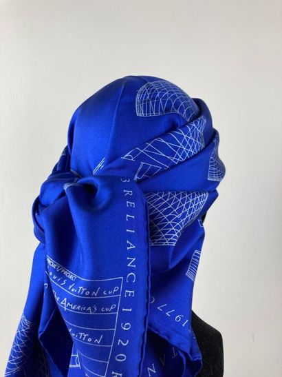 LOUIS VUITTON Mai 1991, édition limitée

Carré...