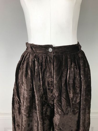 KENZO

Pantalon en velours marron à plis...