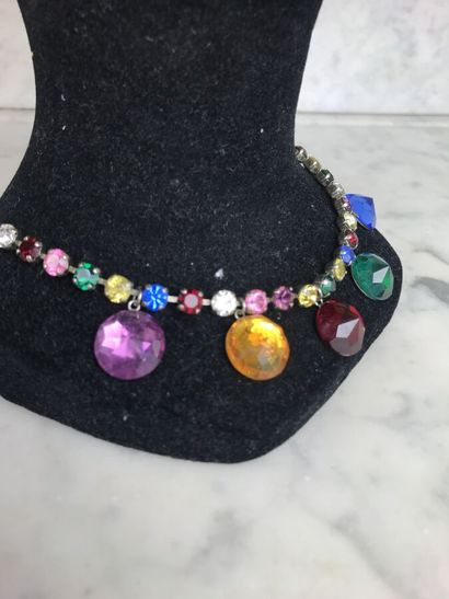 YVES SAINT-LAURENT

Collier constitué de...