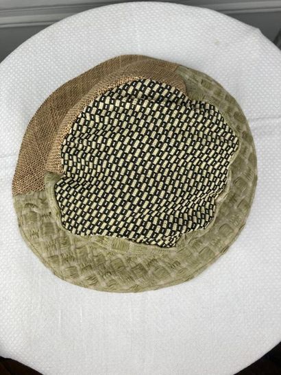 PHILIPPE MODEL

Chapeau en patchwork de paille...