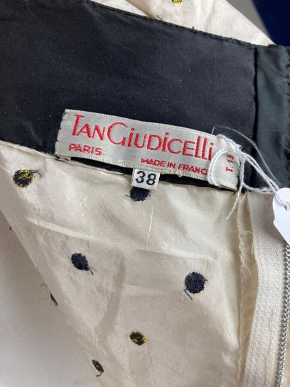 TAN GIUDICELLI

Circa 1975

Robe en soie...