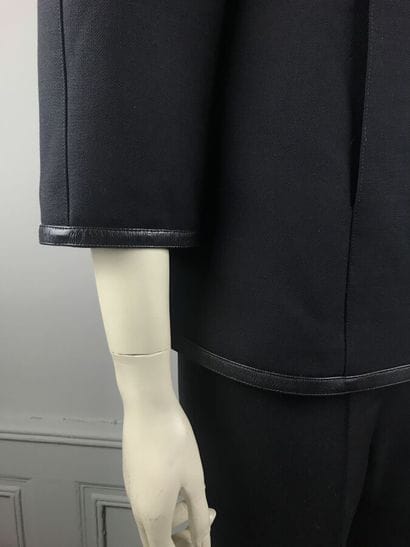 COURREGES

Ensemble gabardine de laine noire,...