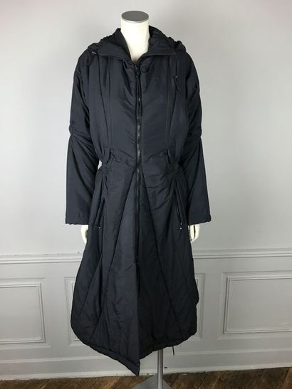 ISSEY MIYAKE

Manteau long en nylon de soie...