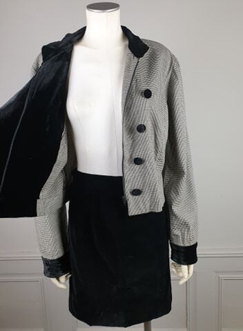 KARL LAGERFELD

Ensemble comprenant une veste...