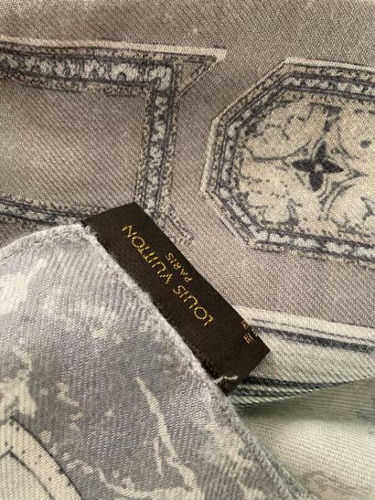 LOUIS VUITTON

Grand châle en étamine de...