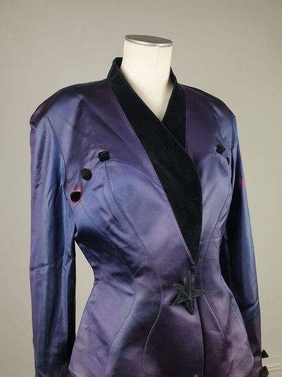 THIERRY MUGLER

Veste en soie violine à effets...