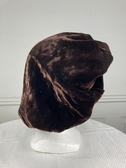 MOTSCH & Fils

Béret en velours marron fronces...