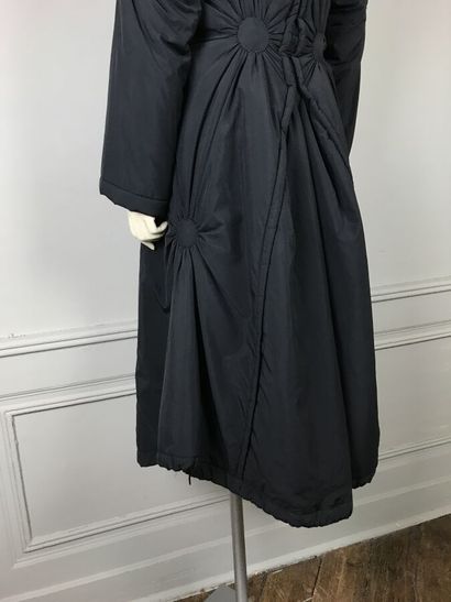 ISSEY MIYAKE

Manteau long en nylon de soie...