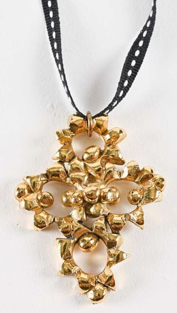 STEPHANIE SERIES

Pendentif croix stylisée...
