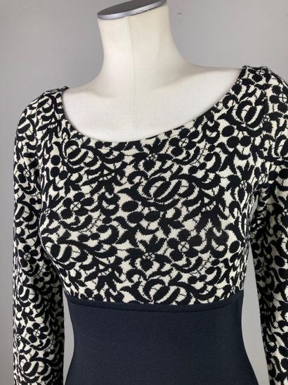 HERVE LEGER

Robe en maille près du corps,...