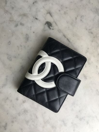 CHANEL

Petit porte agenda en cuir matelassé...