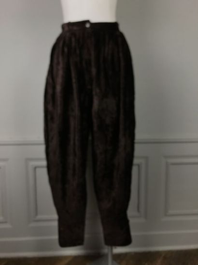 KENZO

Pantalon en velours marron à plis...