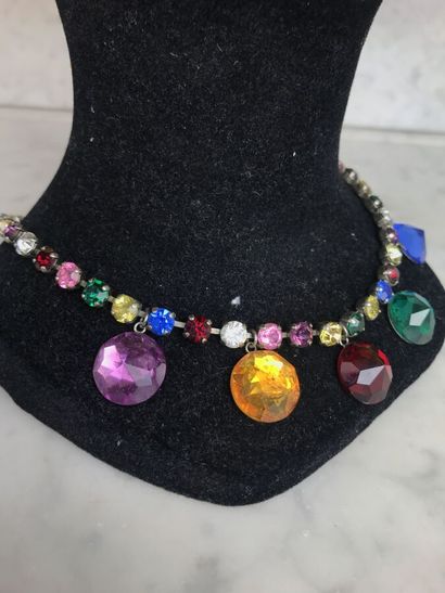 YVES SAINT-LAURENT

Collier constitué de...