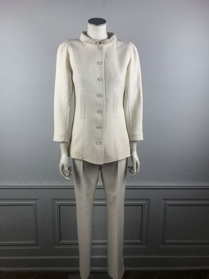 COURREGES

Ensemble gabardine blanc cassé...