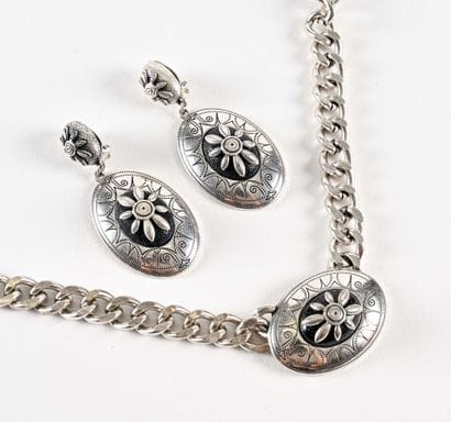 SCOOTER

Demi-parure composée d'un collier...