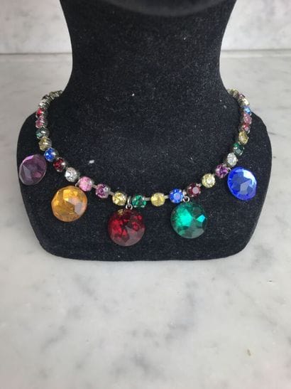 YVES SAINT-LAURENT

Collier constitué de...