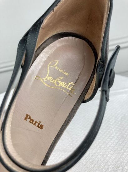CHRISTIAN LOUBOUTIN

Paire d'escarpins en...