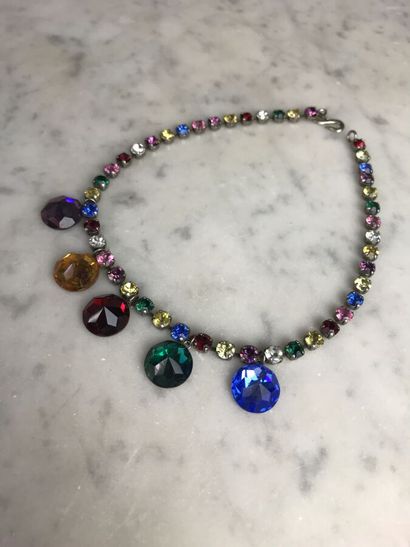 YVES SAINT-LAURENT

Collier constitué de...
