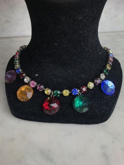 YVES SAINT-LAURENT

Collier constitué de...