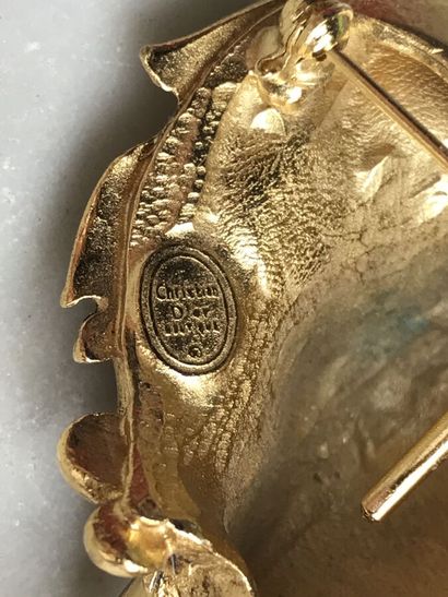 CHRISTIAN DIOR Boutique

Broche pendentif...