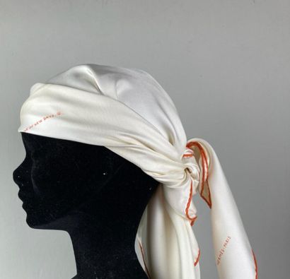 HERMES Paris

Carré en twill de soie blanc...
