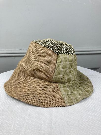 PHILIPPE MODEL

Chapeau en patchwork de paille...