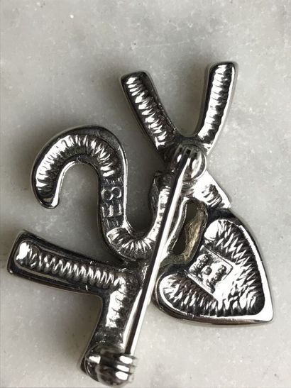 YVES SAINT LAURENT

Broche coeur en résine...