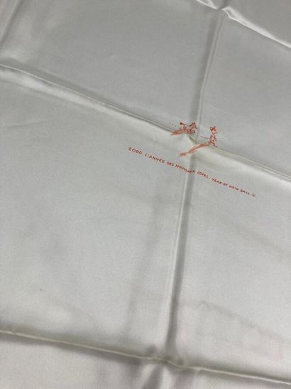 HERMES Paris

Carré en twill de soie blanc...