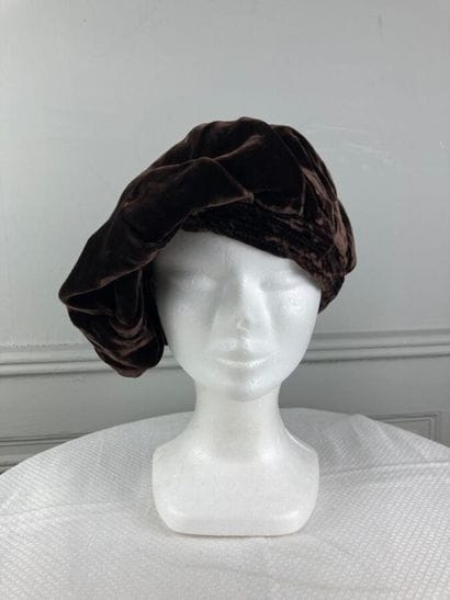 MOTSCH & Fils

Béret en velours marron fronces...