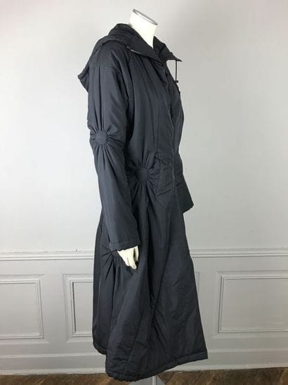 ISSEY MIYAKE

Manteau long en nylon de soie...