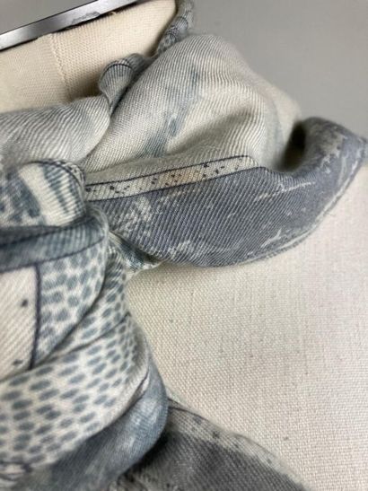 LOUIS VUITTON

Grand châle en étamine de...