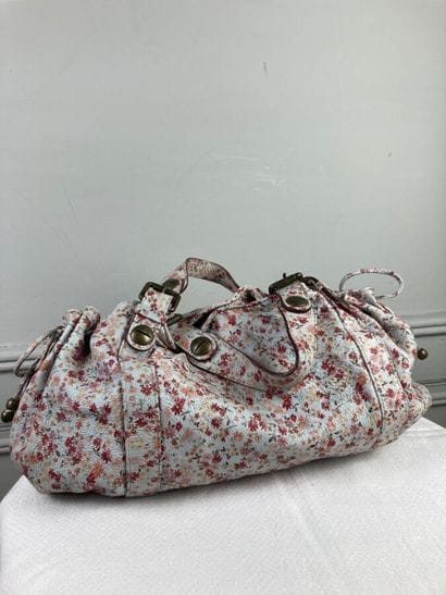 GERARD DAREL

Sac 24 heures en cuir bleu...