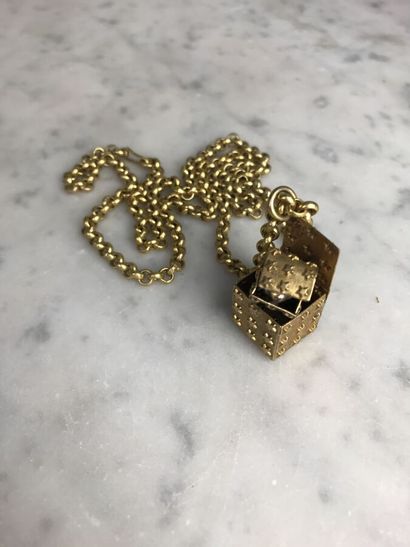 MERCEDES ROBIROSA

Pendentif à petit coffre...