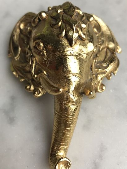 CHRISTIAN DIOR Boutique

Broche pendentif...