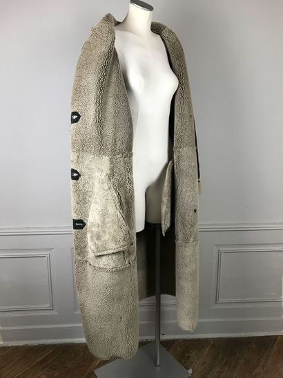 MAC DOUGLAS par Corinne COBSON, sans griffe

Manteau...