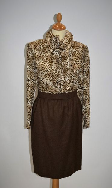 HANAE MORI Couture 

Tailleur en feutre marron...