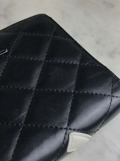 CHANEL

Petit porte agenda en cuir matelassé...
