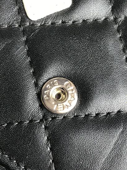 CHANEL

Petit porte agenda en cuir matelassé...