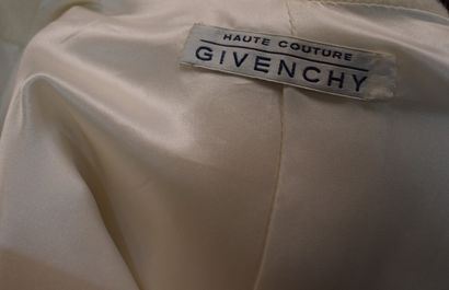 GIVENCHY Haute Couture

Ensemble comprenant...