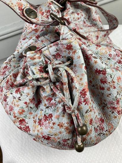 GERARD DAREL

Sac 24 heures en cuir bleu...
