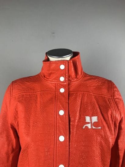 COURREGES

Blouson en vinyle froissé orange,...