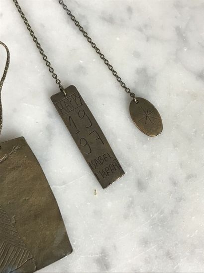 ISABEL MARANT

Lot comprenant deux pendentifs...
