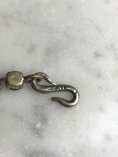 YVES SAINT-LAURENT

Collier constitué de...