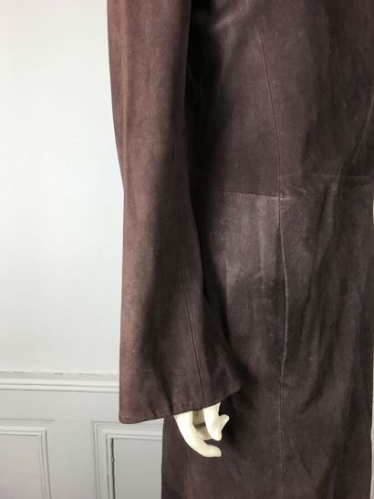 KENZO

Long manteau en cuir marron, petit...