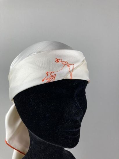 HERMES Paris

Carré en twill de soie blanc...